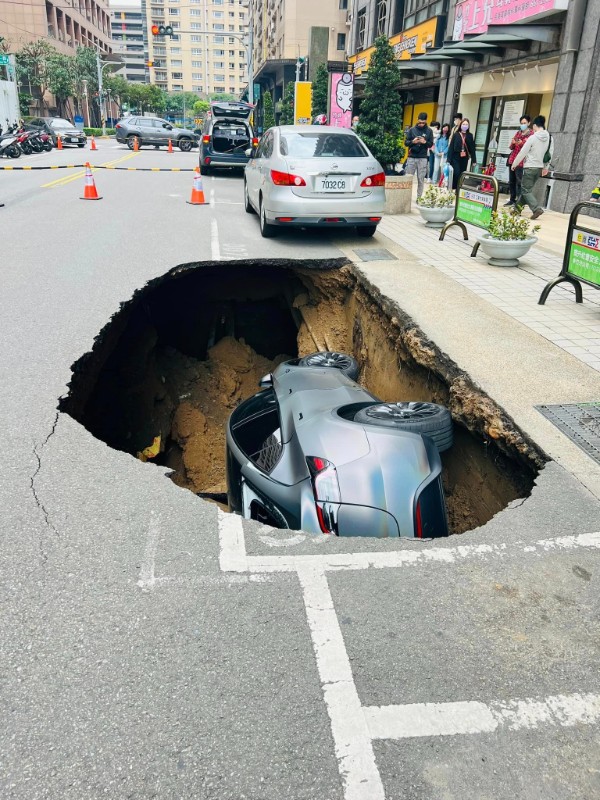 竹北天坑事件預售案大爆發：百貨樓層以逾162億元移轉，背後真相全解析🚨