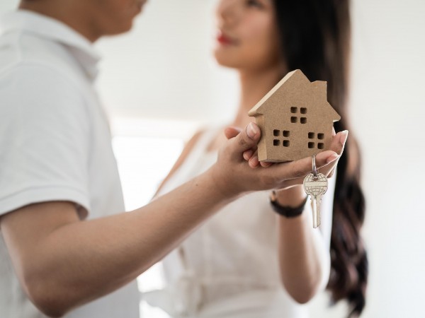 夫妻贈與房屋要繳契稅？高雄稅捐處主動輔導重購退稅便民措施全解析！