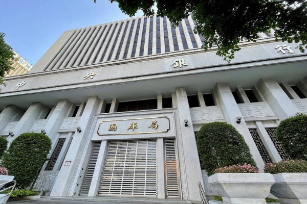 【2025房市壓力大解密】🏠購屋負擔沉重、房價高檔難降？央行最新金融穩定報告一次看！